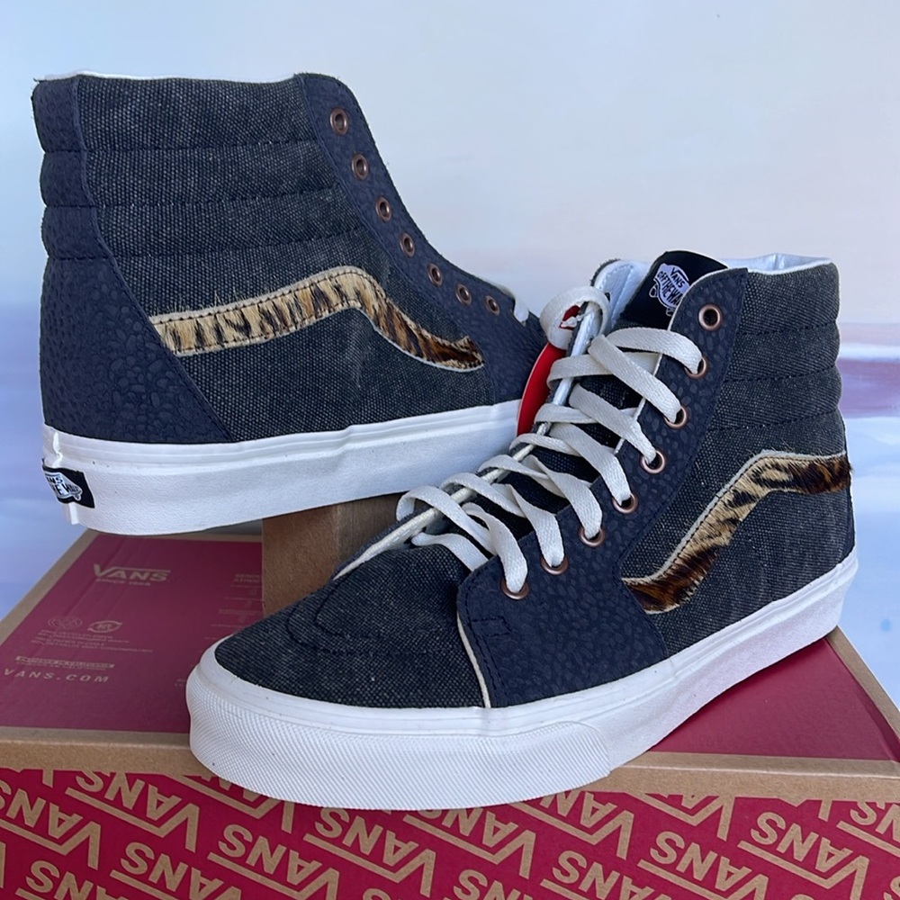 Vans WMNS Sk8-Hi Subtle Safari Asphalt
VN0A5JMJ107
Sneakers
